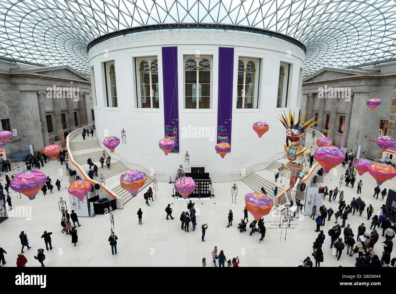 Mitglieder des Publikums betrachten Kunstinstallationen, die im Rahmen des Days of the Dead Festivals im British Museum in London zu sehen sind. Stockfoto