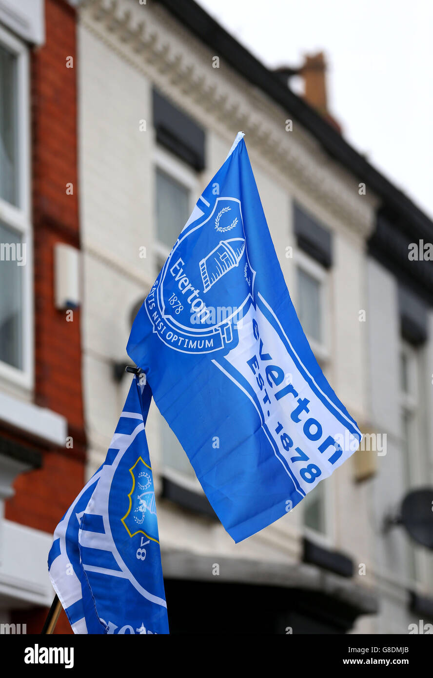Fußball - Barclays Premier League - Everton gegen Sunderland - Goodison Park. Eine Everton-Flagge vor dem Stadion Stockfoto