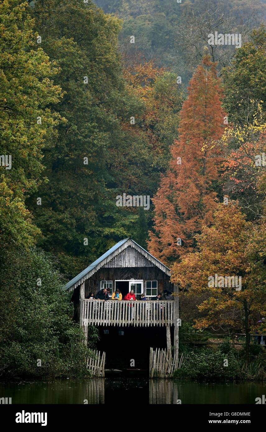 Winterfarben umgeben das Bootshaus am Winkworth Arboretum in der Nähe von Godalming in Surrey. Stockfoto