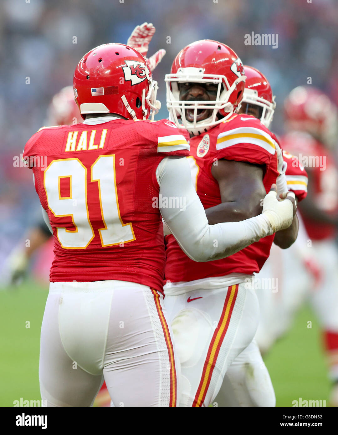 Justin Houston von Kansas City Chiefs (rechts) feiert das Abfangen eines Passes von Detroit Lions Matthew Stafford (nicht abgebildet) beim NFL International-Spiel im Wembley Stadium, London. Stockfoto