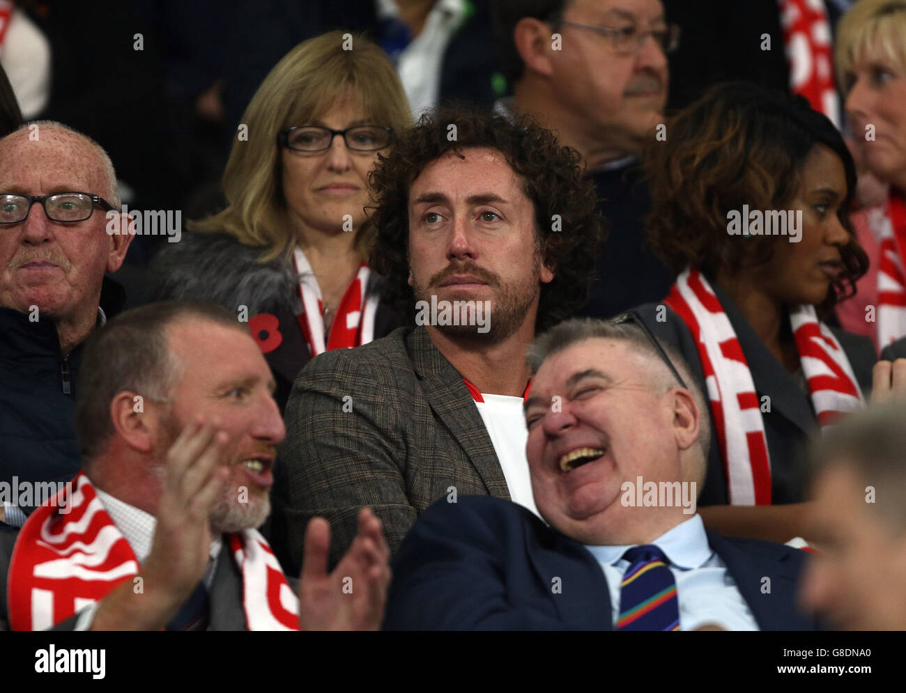 Rugby League - Internationale Testreihe - erster Test - England gegen Neuseeland - KC Stadium. Yorkshire Cricketspieler Ryan Sidebottom schaut während des Spiels der International Test Series im KC Stadium, Hull, vom Stand aus zu. Stockfoto