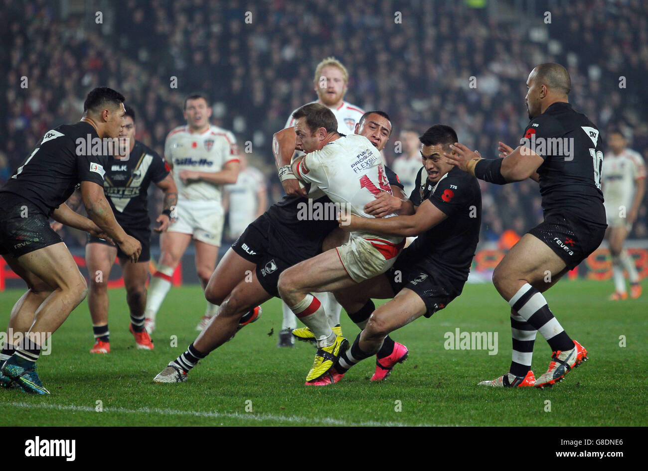 Rugby League - Internationale Testreihe - erster Test - England gegen Neuseeland - KC Stadium. Der englische James Roby wird von der neuseeländischen Verteidigung während des Spiels der International Test Series im KC Stadium, Hull, gehalten. Stockfoto