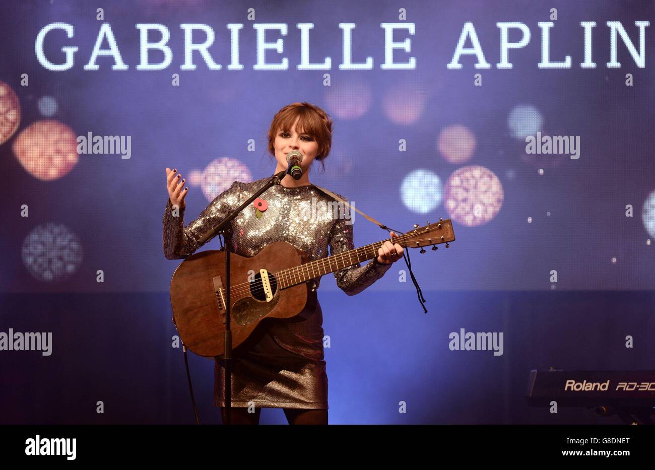 Gabrielle Aplin tritt während der Oxford Street Weihnachtsbeleuchtung einschalten in Central London. Stockfoto