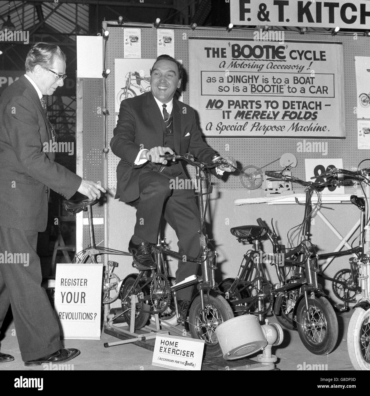 Der Abgeordnete Roy Mason, Staatsminister im Board of Trade, testet ein Heimtrainer-Zubehör für einen Faltzyklus, als er die sechste Engineering Exhibition in der Queen's Hall, Leeds, eröffnete. Stockfoto