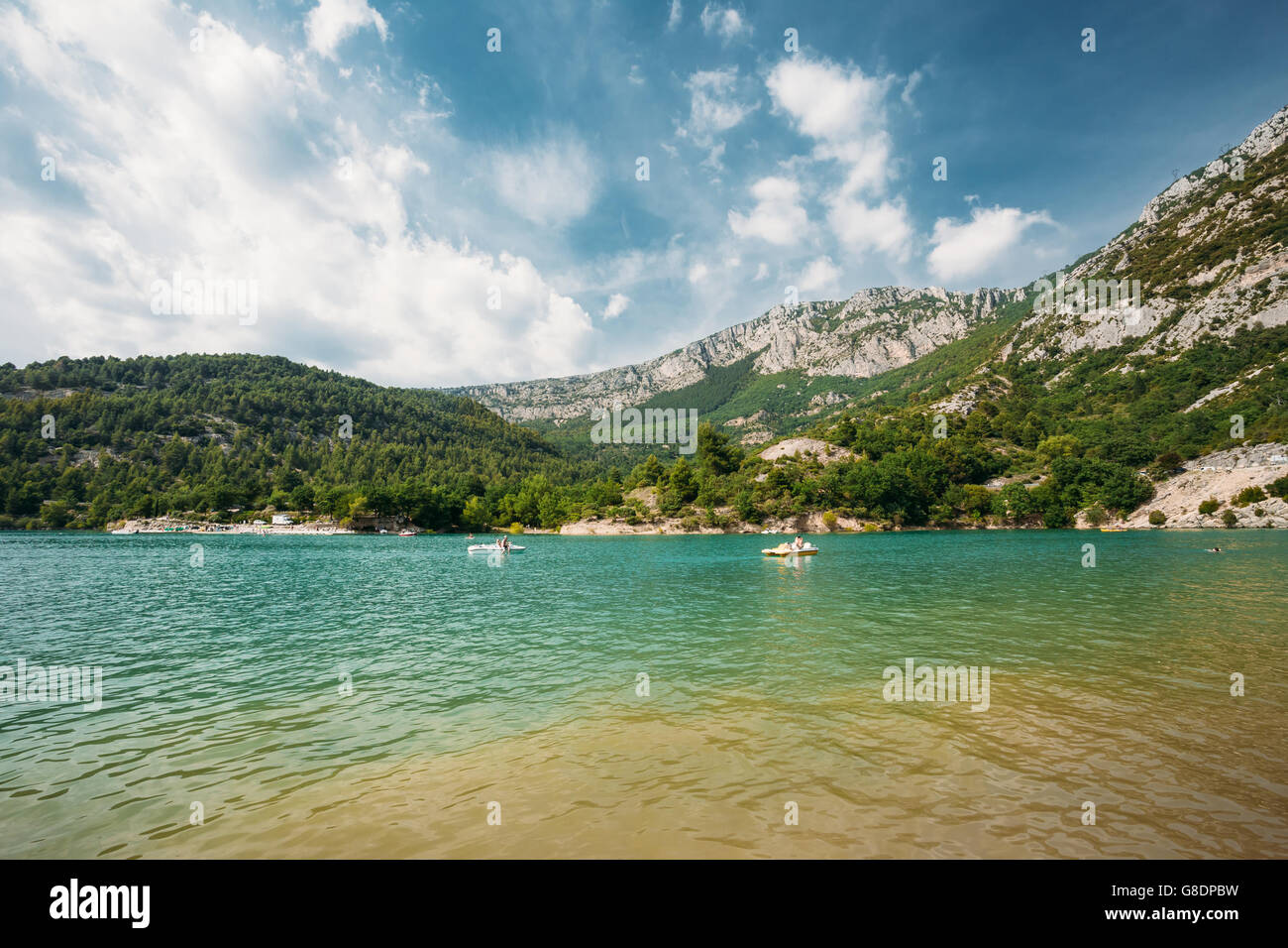 Menschen schweben auf Katamaranen auf dem St. Croix See In die Gorges Du Verdon In Süd-Ost-Frankreich. Provence-Alpes-Côte d ' Azur. Stockfoto