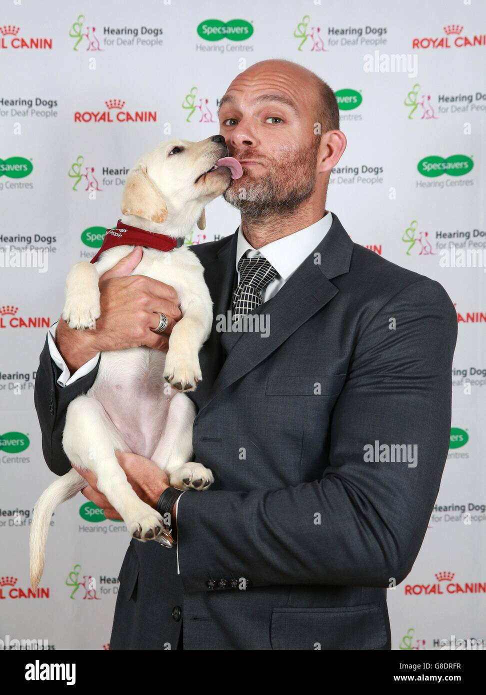 James Crossley mit einem hörenden Hundewelpen bei den Hearing Dogs Awards, die von Hearing Dogs for Deaf People bei One Marylebone in London veranstaltet werden. Stockfoto