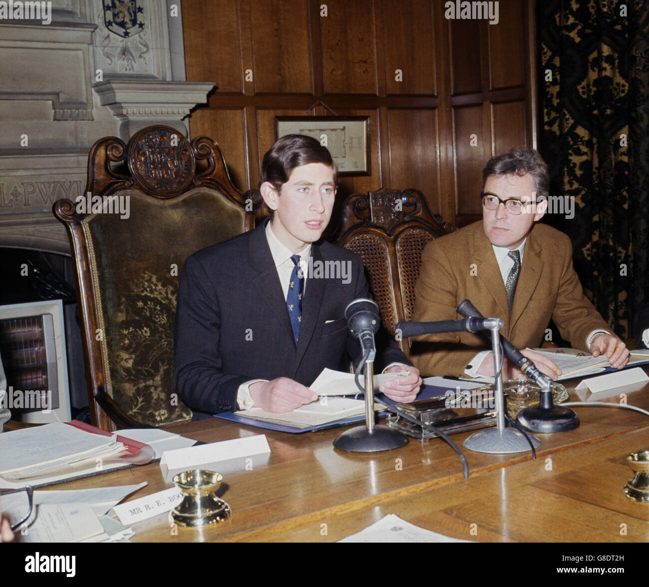 Prinz Charles Stühle bei einer Sitzung des ländlichen Raum in 1970 Ausschuss für Wales, Bangor University, Wales. Stockfoto