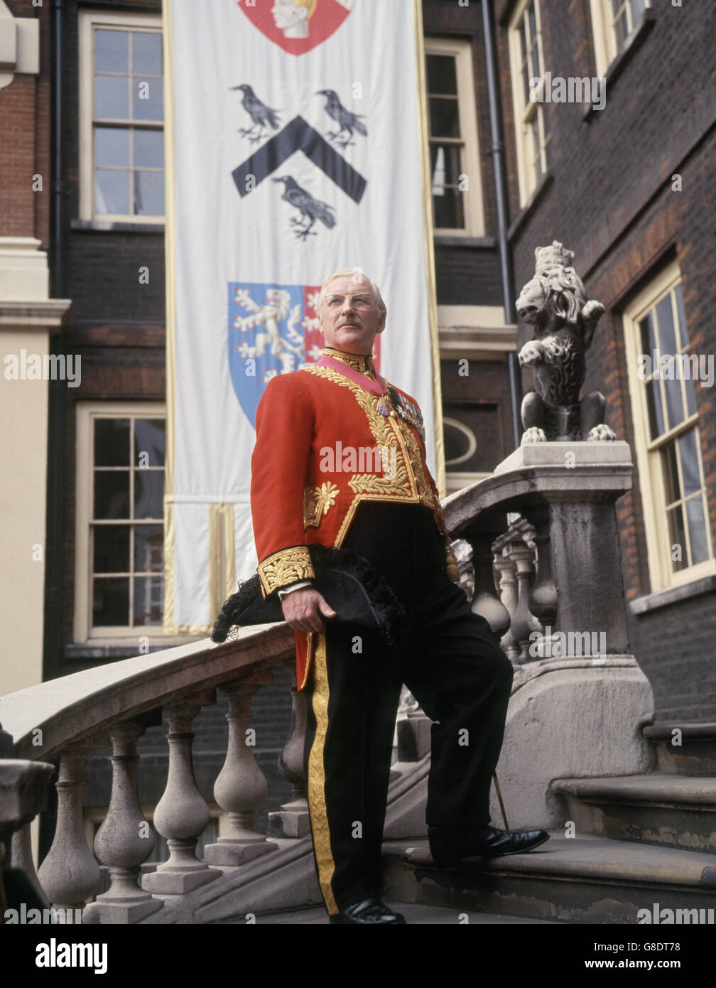 Major Francis Jones, Wales Herald Extraordinary, der an den Zeremonien im Zusammenhang mit der Investitur des Prinzen von Wales am 1. Juli 1969 teilnehmen wird. Er ist am College of Arms in London in der Uniform abgebildet, die er bei staatlichen Anlässen trägt. Stockfoto