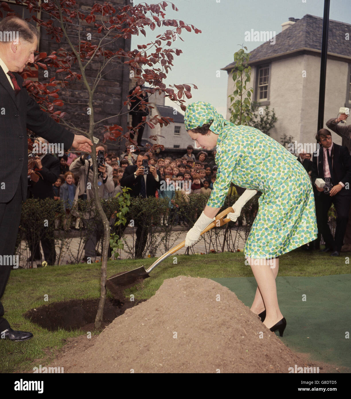 Die Königin pflanzte einen Gedenkbaum während ihres Besuchs in Canongate Manse, Royal Mile, Edinburgh. Stockfoto