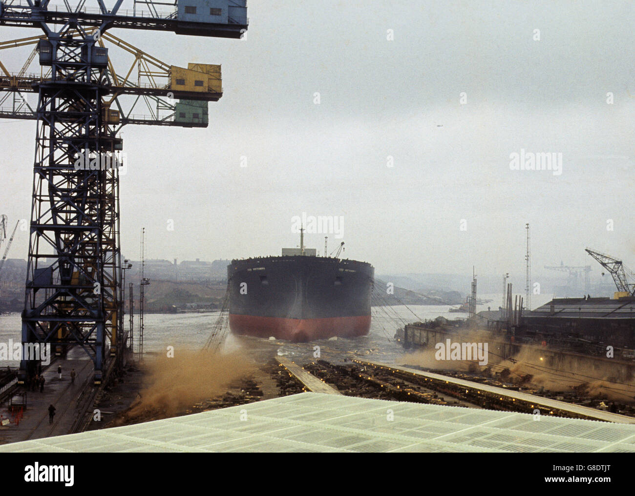 Der ESSO Northumbria (253,000 Tonnen Tragfähigkeit), der größte Tanker Großbritanniens, wird in Wallsend-on-Tyne, North East, gestartet. Stockfoto