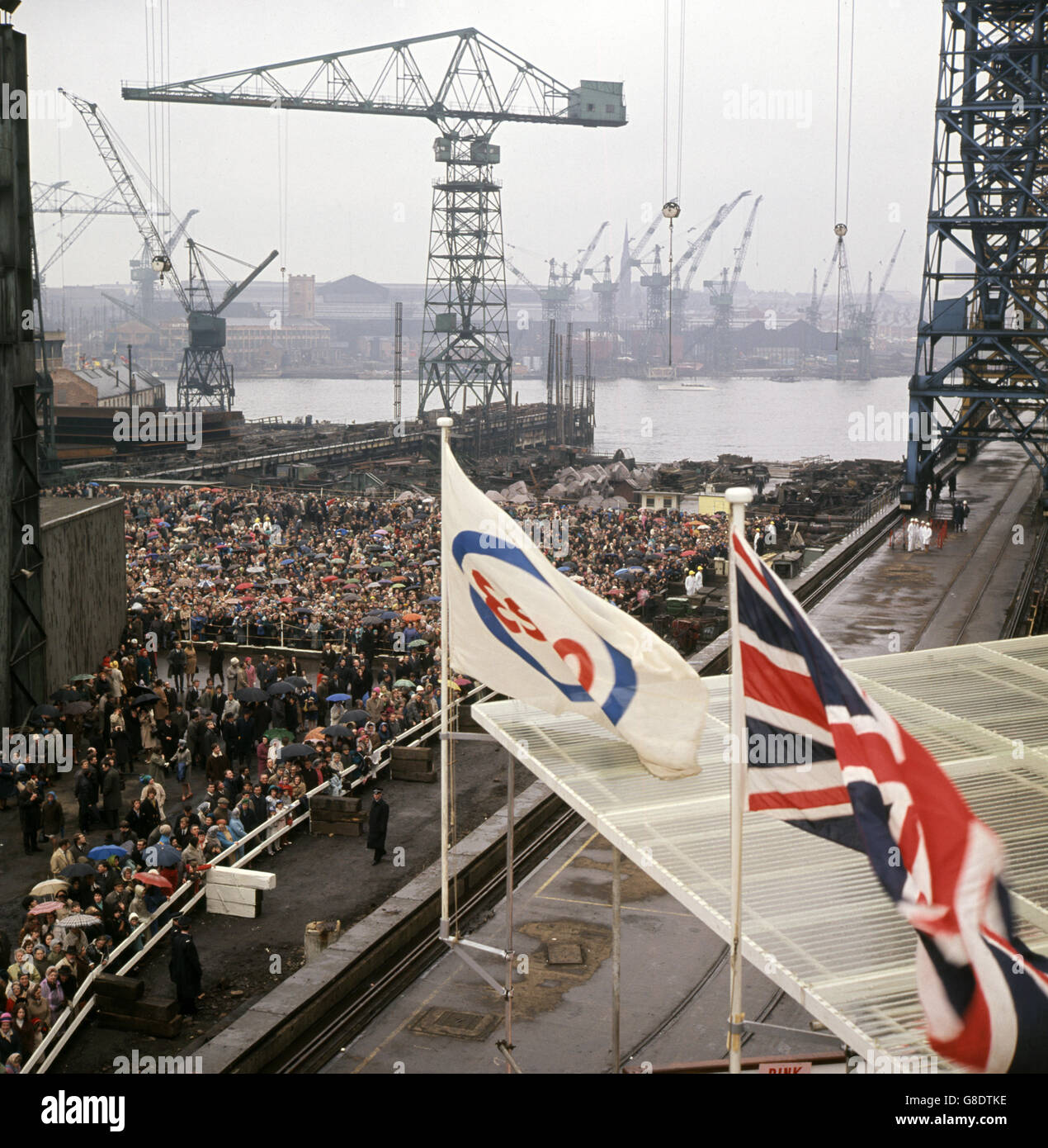 Die Unionsflagge und die Esso-Flaggen fliegen in Wallsend-on-Tyne, als Prinzessin Anne ESSO Northumbria (253,000 Tonnen Tragfähigkeit), den größten Tanker Großbritanniens, ins Leben rief. Stockfoto
