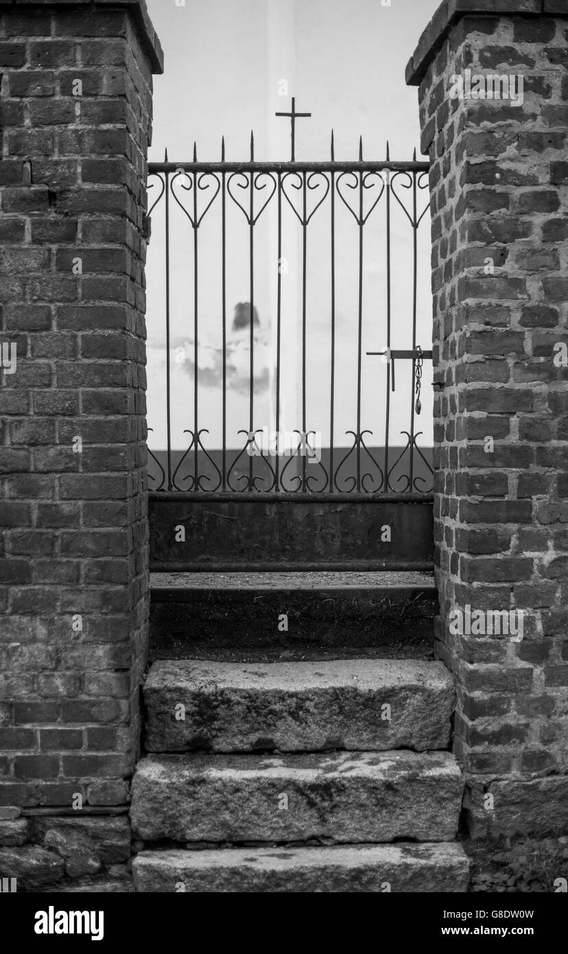 Seite-Tor in der Mauer Dorfkirche in Smialowice Schmellwitz unteren Schlesien Polen Stockfoto