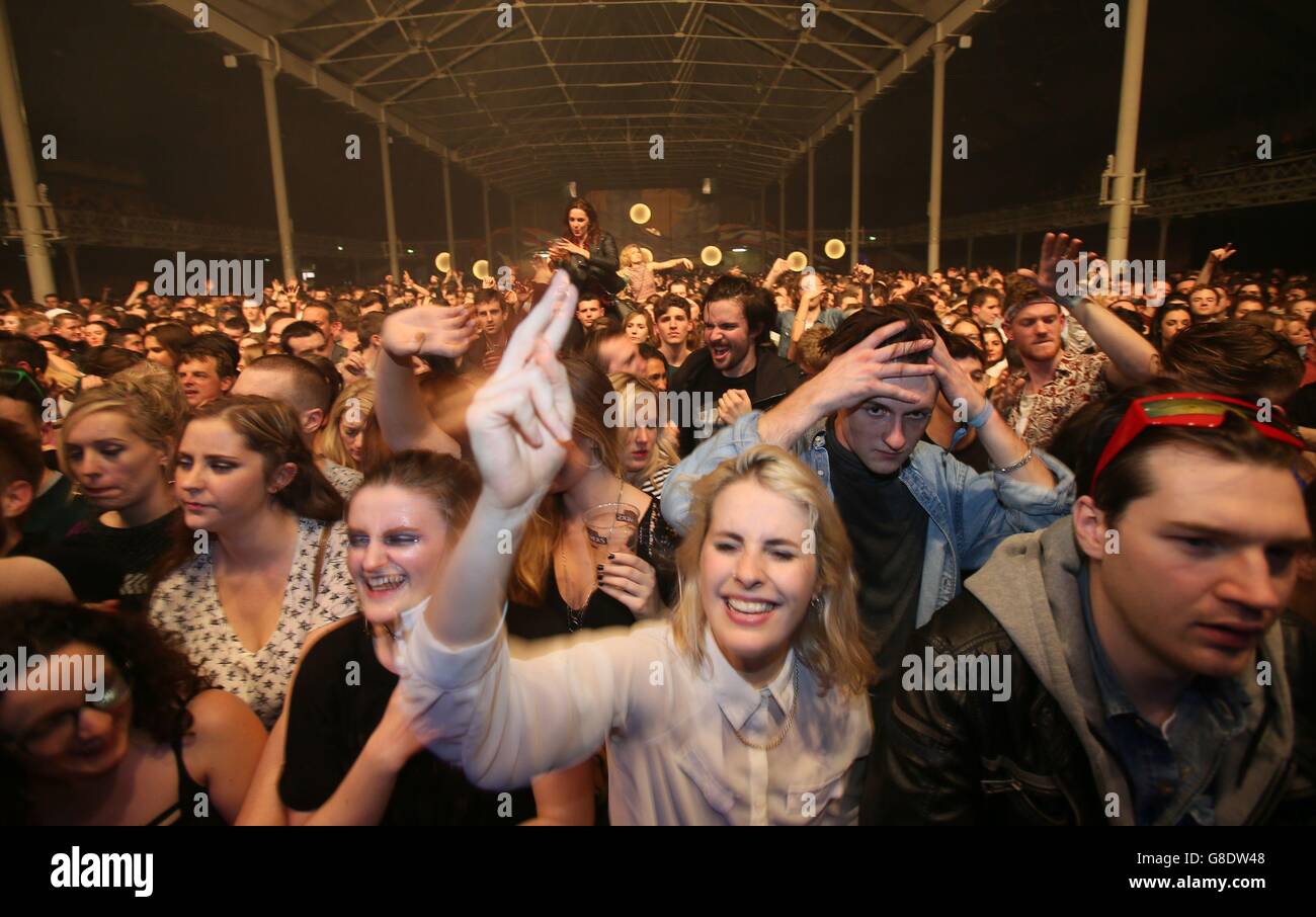 Festivalbesucher bei der Eröffnungsnacht des Metropolis Festivals im RDS in Dublin. Stockfoto