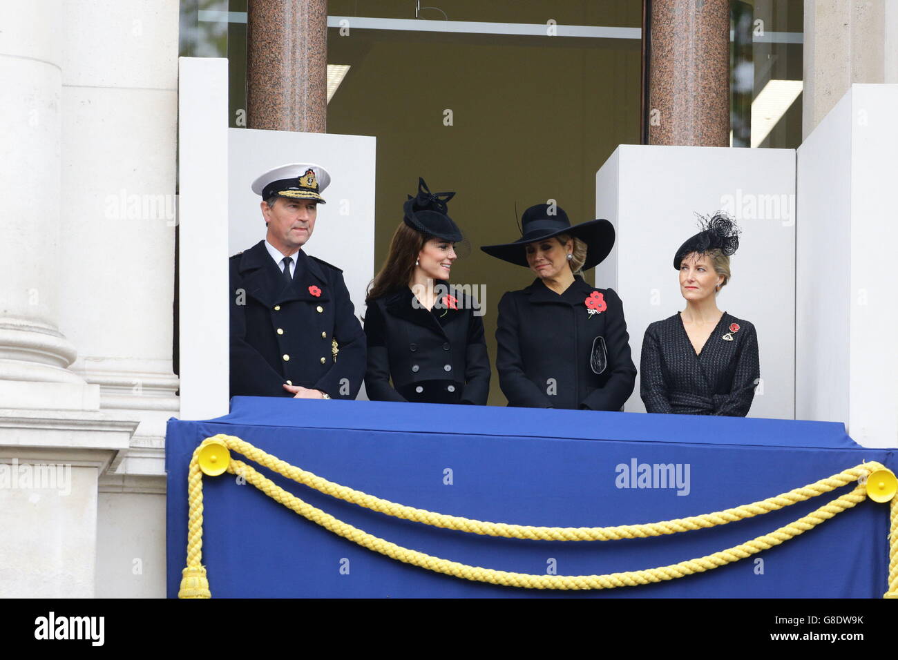 (Von links nach rechts) Vize-Admiral Sir Timothy Laurence, die Herzogin von Cambridge, Königin Maxima der Niederlande und die Gräfin von Wessex während des jährlichen Gedenksonntages im Cenotaph-Denkmal in Whitehall, im Zentrum von London, Zu Ehren der Mitglieder der Streitkräfte, die in großen Konflikten ums Leben gekommen sind. Stockfoto