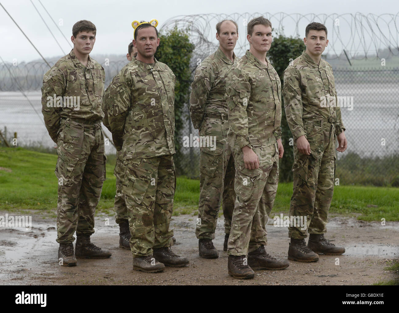 BBC Children in Need 2015. BBC Radio 1 DJ Scott Mills wird im Commando Training Center in Lympstone, Devon, auf Herz und Nieren geprüft, um sich auf die Herausforderung seiner Kinder in Not vorzubereiten, den 400 Meter hohen Blackpool Tower abzuseilen, nachdem er von Sir Terry Wogan herausgefordert wurde, ihn anzunehmen. 30/10/2015. Stockfoto