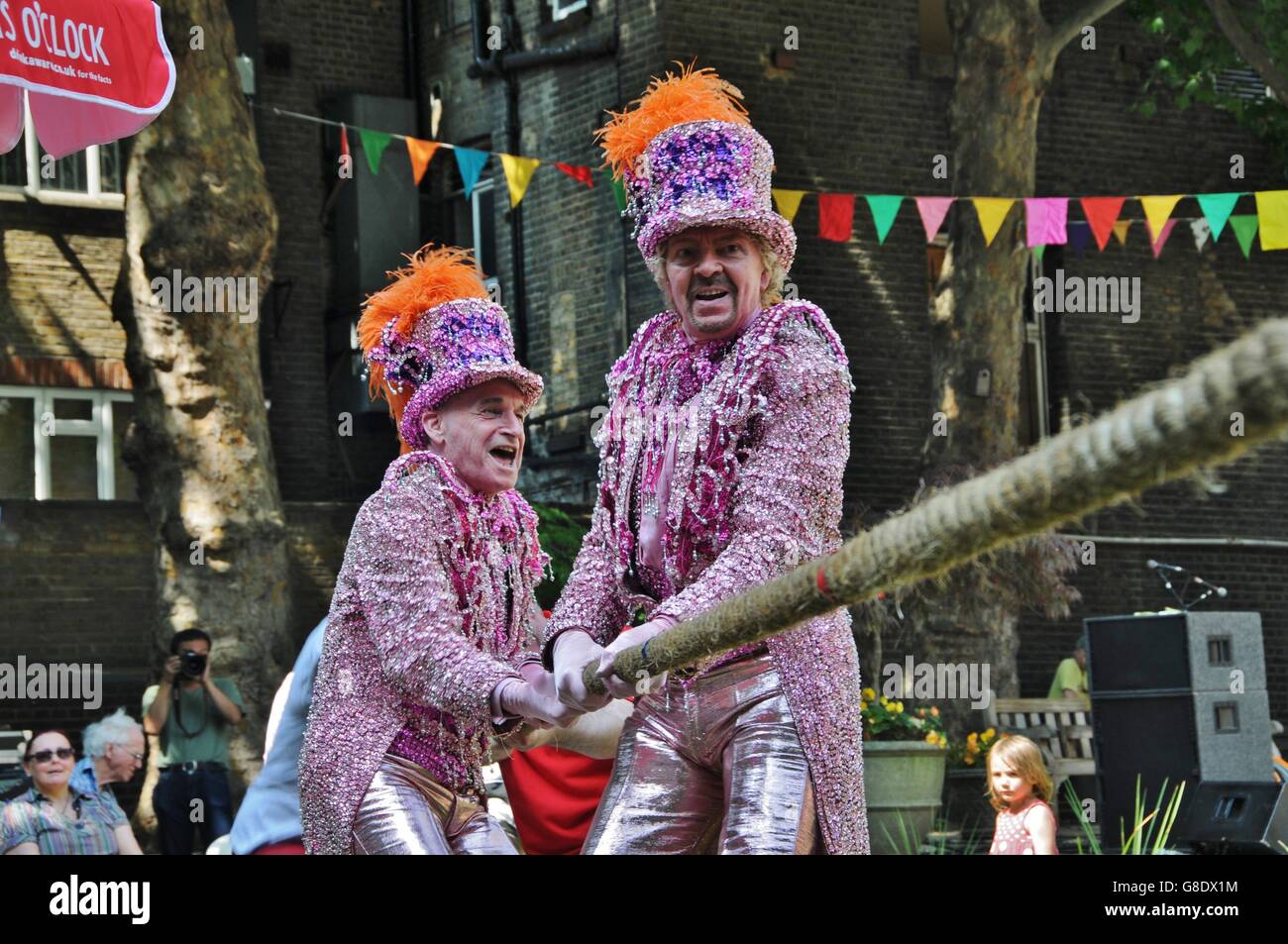 Die Brüder Grimm, Thom Rijpstra und Robert Anthony Teammitglied Tauziehen, auf der 2013 Soho Dorffest. Stockfoto