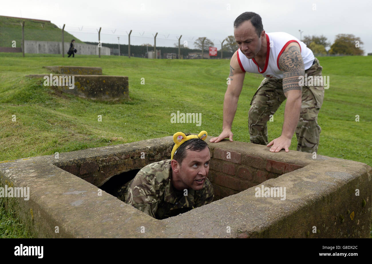 BBC Children in Need 2015. BBC Radio 1 DJ Scott Mills wird im Commando Training Center in Lympstone, Devon, auf Herz und Nieren geprüft, um sich auf die Herausforderung seiner Kinder in Not vorzubereiten, den 400 Meter hohen Blackpool Tower abzuseilen, nachdem er von Sir Terry Wogan herausgefordert wurde, ihn anzunehmen. 30/10/2015. Stockfoto