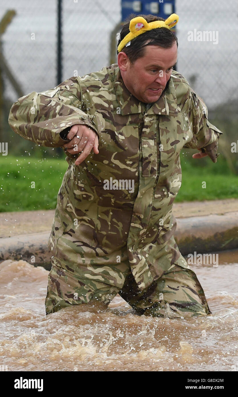 BBC Children in Need 2015. BBC Radio 1 DJ Scott Mills wird im Commando Training Center in Lympstone, Devon, auf Herz und Nieren geprüft, um sich auf die Herausforderung seiner Kinder in Not vorzubereiten, den 400 Meter hohen Blackpool Tower abzuseilen, nachdem er von Sir Terry Wogan herausgefordert wurde, ihn anzunehmen. 30/10/2015. Stockfoto
