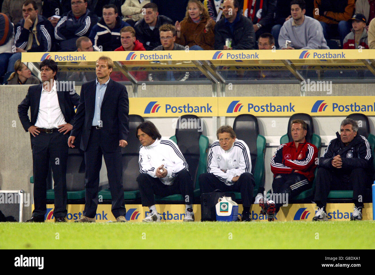 Fußball - International freundlich - Deutschland - Russland - Borussia Park. Deutschland-Coach Jurgen Klinsmann (l) und sein Assistent Joachim Loew Stockfoto