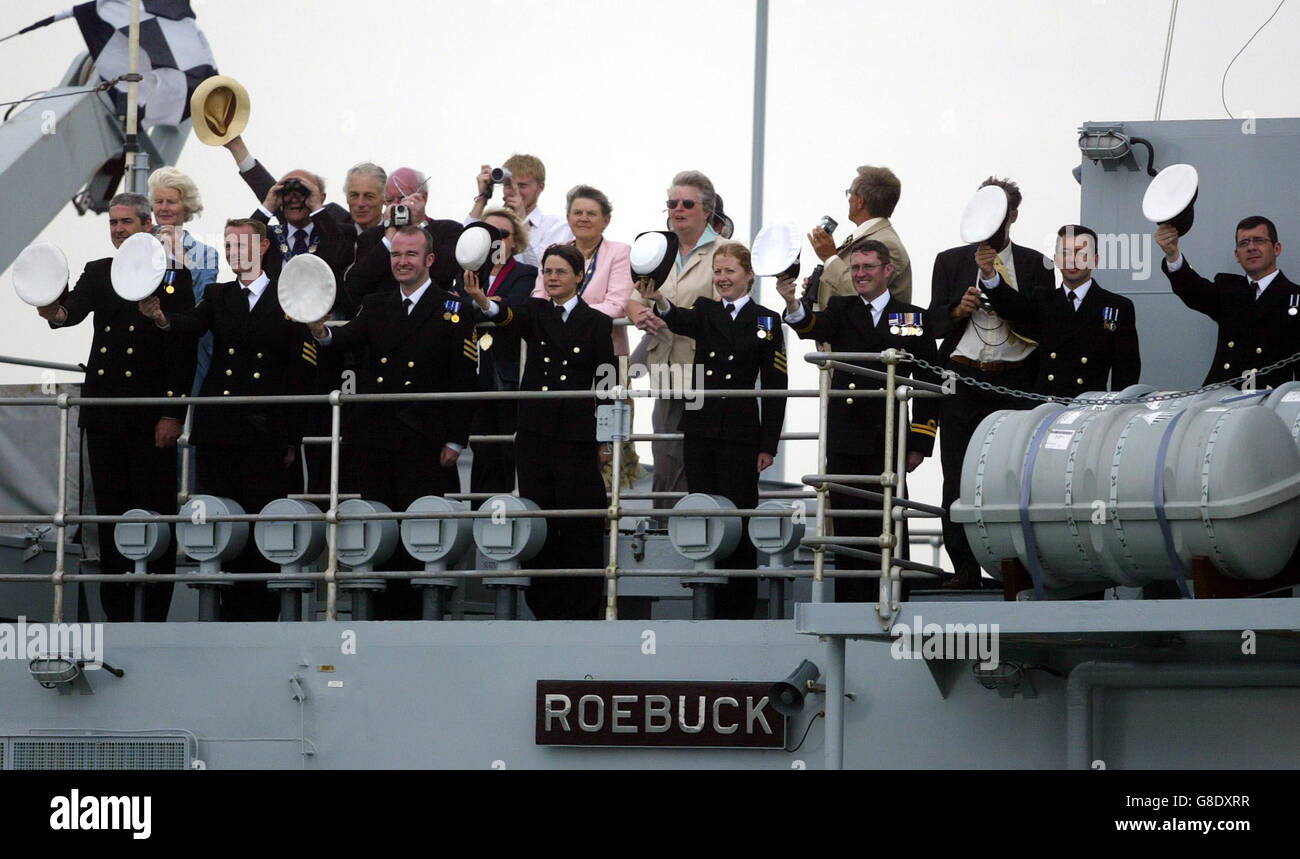 An Bord der HMS Roebuck grüßen Marineoffiziere, während die HMS Endurance die britische Königin Elizabeth II. Und den Herzog von Edinburgh an Bord trägt. Stockfoto