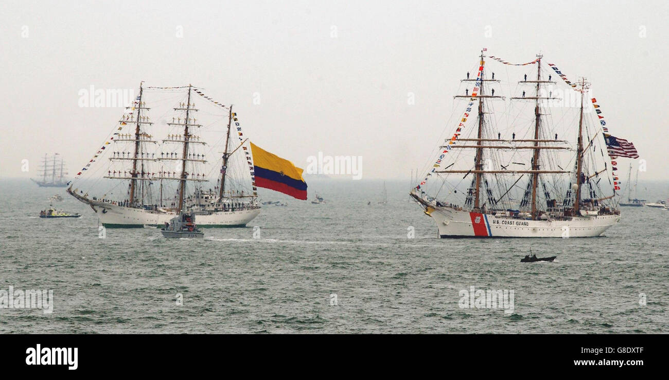 Die Szene im Solent als zwei der großen Schiffe sind mit ihren Besatzungen in den Armen während der International Fleet Review gekleidet. Stockfoto