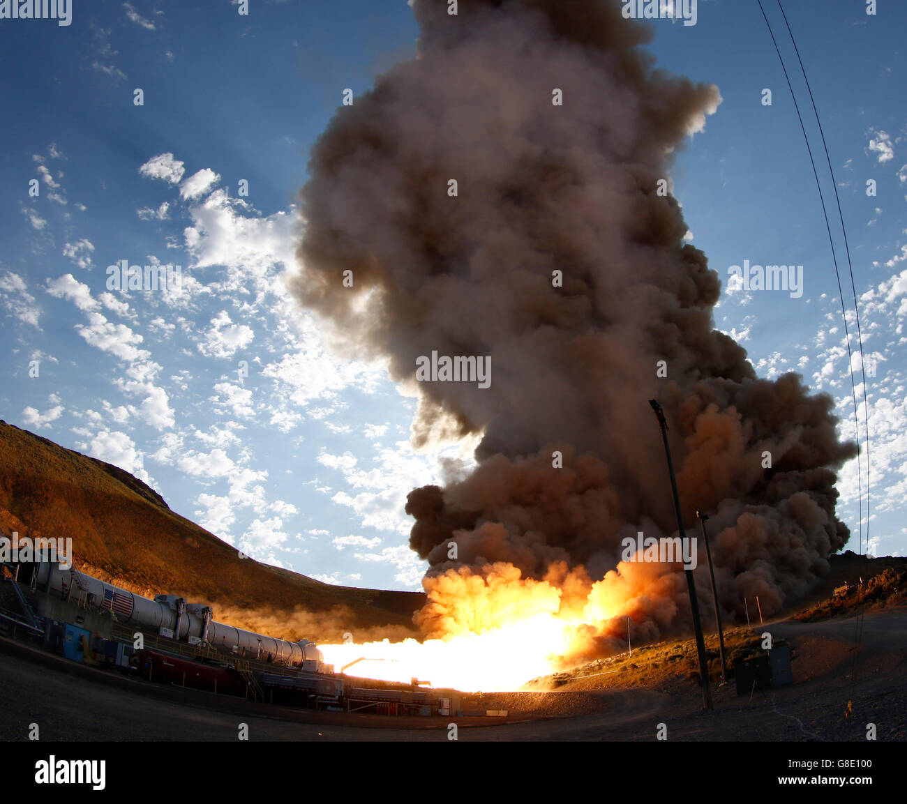 Vorgebirge, Utah, USA. 28. Juni 2016. Rohe Feuerkraft ist in einen Hang als ATK Test Feuer gestrahlt solid Rocket Booster Motor, der brennt 6 Tonnen Treibstoff pro Sekunde mit expandierenden Gase und Flammen verlassen der Düse mit Geschwindigkeiten von über Mach 3 und Temperaturen bis zu 3.700 Grad Fahrenheit Dienstag. Orbital ATK Test Feuer geschehen zur Zeit 9:05 Uhr MT und NASA verwenden Messungen von mehr als 530 Datenkanäle, um Motorleistung, Akustik, Motorvibrationen, Düse Modifikationen, Isolierung Upgrades zu bewerten. Bildnachweis: ZUMA Press, Inc./Alamy Live-Nachrichten Stockfoto