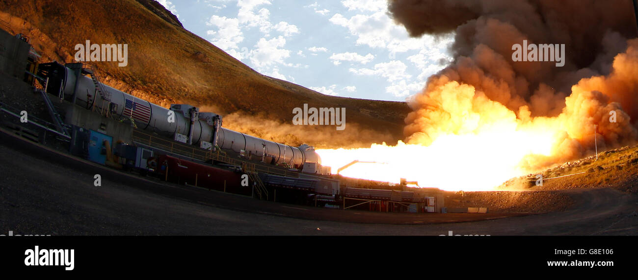 Vorgebirge, Utah, USA. 28. Juni 2016. Rohe Feuerkraft ist in einen Hang als ATK Test Feuer gestrahlt solid Rocket Booster Motor, der brennt 6 Tonnen Treibstoff pro Sekunde mit expandierenden Gase und Flammen verlassen der Düse mit Geschwindigkeiten von über Mach 3 und Temperaturen bis zu 3.700 Grad Fahrenheit Dienstag. Orbital ATK Test Feuer geschehen zur Zeit 9:05 Uhr MT und NASA verwenden Messungen von mehr als 530 Datenkanäle, um Motorleistung, Akustik, Motorvibrationen, Düse Modifikationen, Isolierung Upgrades zu bewerten. Bildnachweis: ZUMA Press, Inc./Alamy Live-Nachrichten Stockfoto