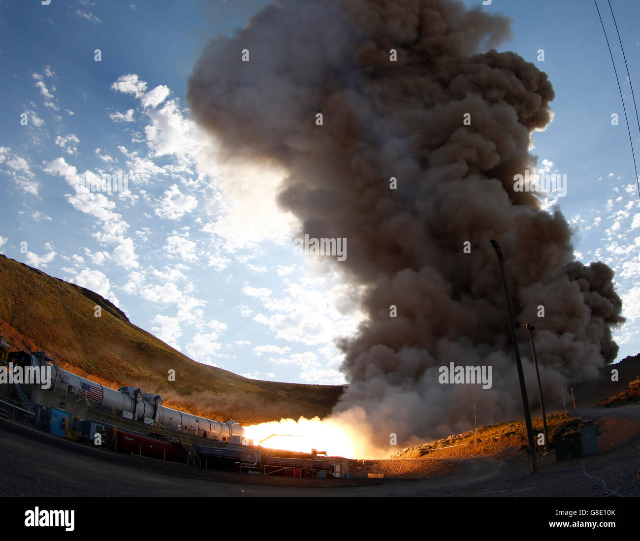 Vorgebirge, Utah, USA. 28. Juni 2016. Rohe Feuerkraft ist in einen Hang als ATK Test Feuer gestrahlt solid Rocket Booster Motor, der brennt 6 Tonnen Treibstoff pro Sekunde mit expandierenden Gase und Flammen verlassen der Düse mit Geschwindigkeiten von über Mach 3 und Temperaturen bis zu 3.700 Grad Fahrenheit Dienstag. Orbital ATK Test Feuer geschehen zur Zeit 9:05 Uhr MT und NASA verwenden Messungen von mehr als 530 Datenkanäle, um Motorleistung, Akustik, Motorvibrationen, Düse Modifikationen, Isolierung Upgrades zu bewerten. Bildnachweis: ZUMA Press, Inc./Alamy Live-Nachrichten Stockfoto