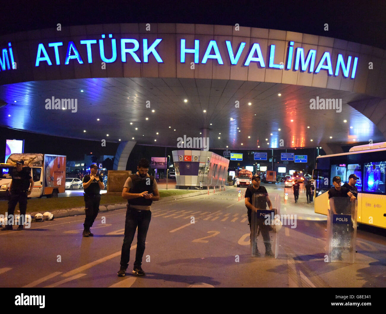 Istanbul, Türkei. 29. Juni 2016. Polizisten Wache am Eingang zum internationalen Flughafen Atatürk in Istanbul, Türkei, 29. Juni 2016. Türkische Ministerpräsident Binali Yildirim am Mittwoch die Schuld des islamischen Staates für die Bombenangriffe, die 36 Menschen am Flughafen Dienstag Nacht getötet. Bildnachweis: He Canling/Xinhua/Alamy Live-Nachrichten Stockfoto