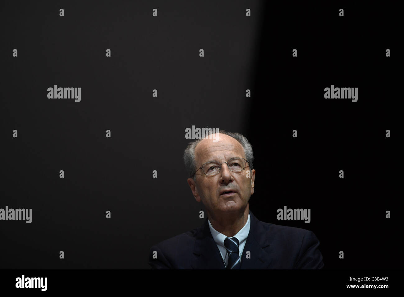 Stuttgart, Deutschland. 29. Juni 2016. Porsche SE CEO Hans Dieter Poetsch spricht auf der ordentlichen Hauptversammlung der Porsche Automobil Holding SE in Stuttgart, Deutschland, 29. Juni 2016. Foto: MARIJAN MURAT/Dpa/Alamy Live News Stockfoto