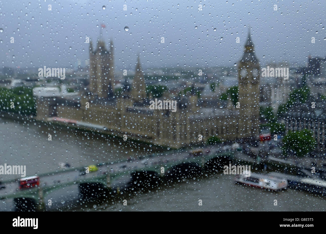 Häuser des Parlaments durch Regentropfen in einer London Eye Kapsel Austritt gesehen verlassen Abstimmung Stockfoto