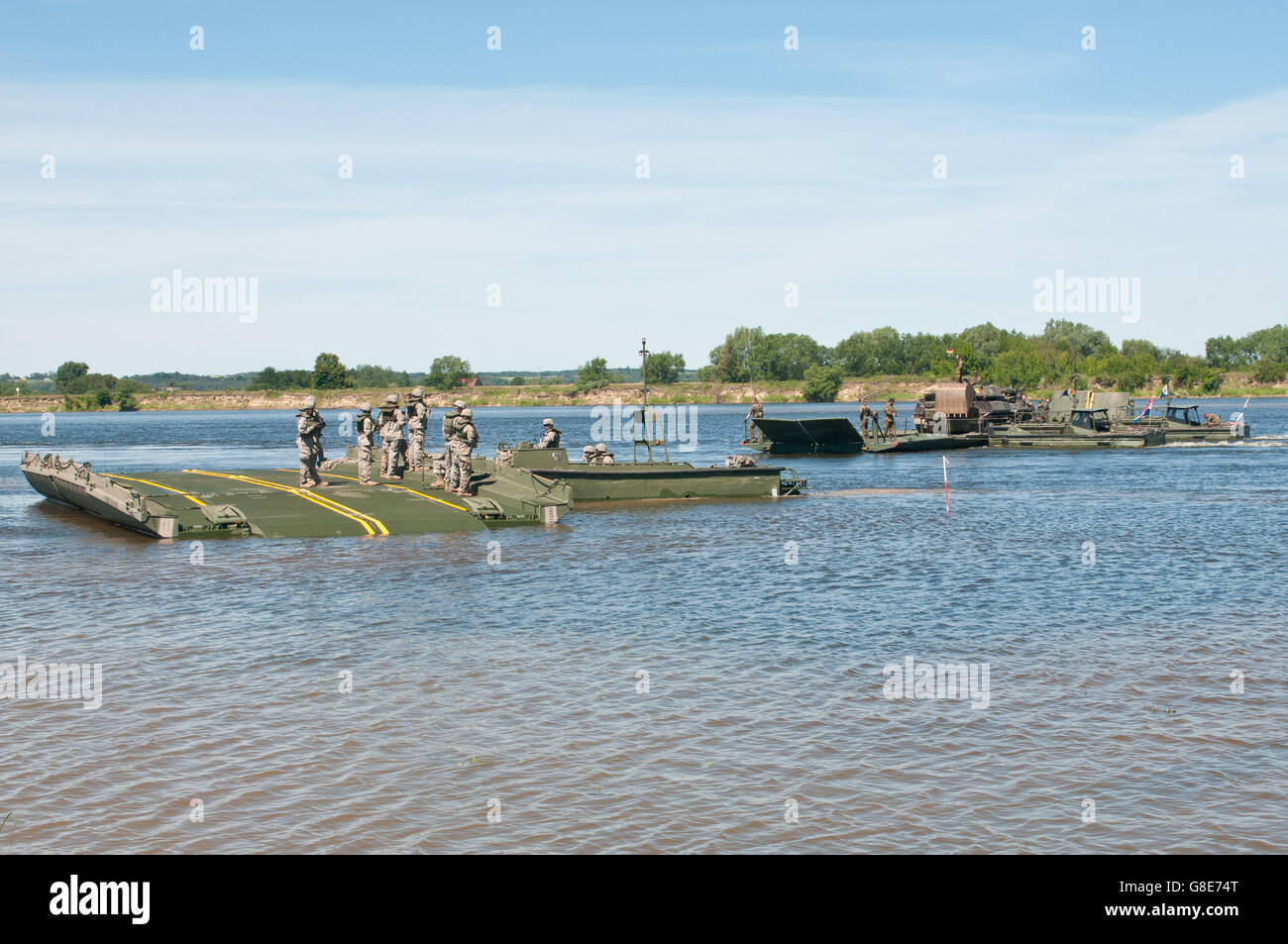7. Juni 2016 - Chelmno, Polen - US Armee-Reserve-Soldaten mit dem 361. Ingenieur-Unternehmen von Warner Robins, Georgia, schärfen, ihre Fähigkeiten durch den Bau der Improved Ribbon Bridge an der Weichsel in Chelmno, Polen, als Teil der Übung Anakonda 2016, 7.Juni. Der IRB ist ein Schnitt Schwimmbrücke, die Schaffung einer Vollbrücke oder Fahrzeuge und Geräte in einem Körper des Wassers Fähre genutzt werden kann. Übung Anakonda 2016 ist eine polnisch-geführten, gemeinsame, multinationale Übung vom 7.-17. Juni in Polen stattfinden. Diese Übung beinhaltet mehr als 31.000 Teilnehmer aus mehr als 20 Nationen. Exerc Stockfoto