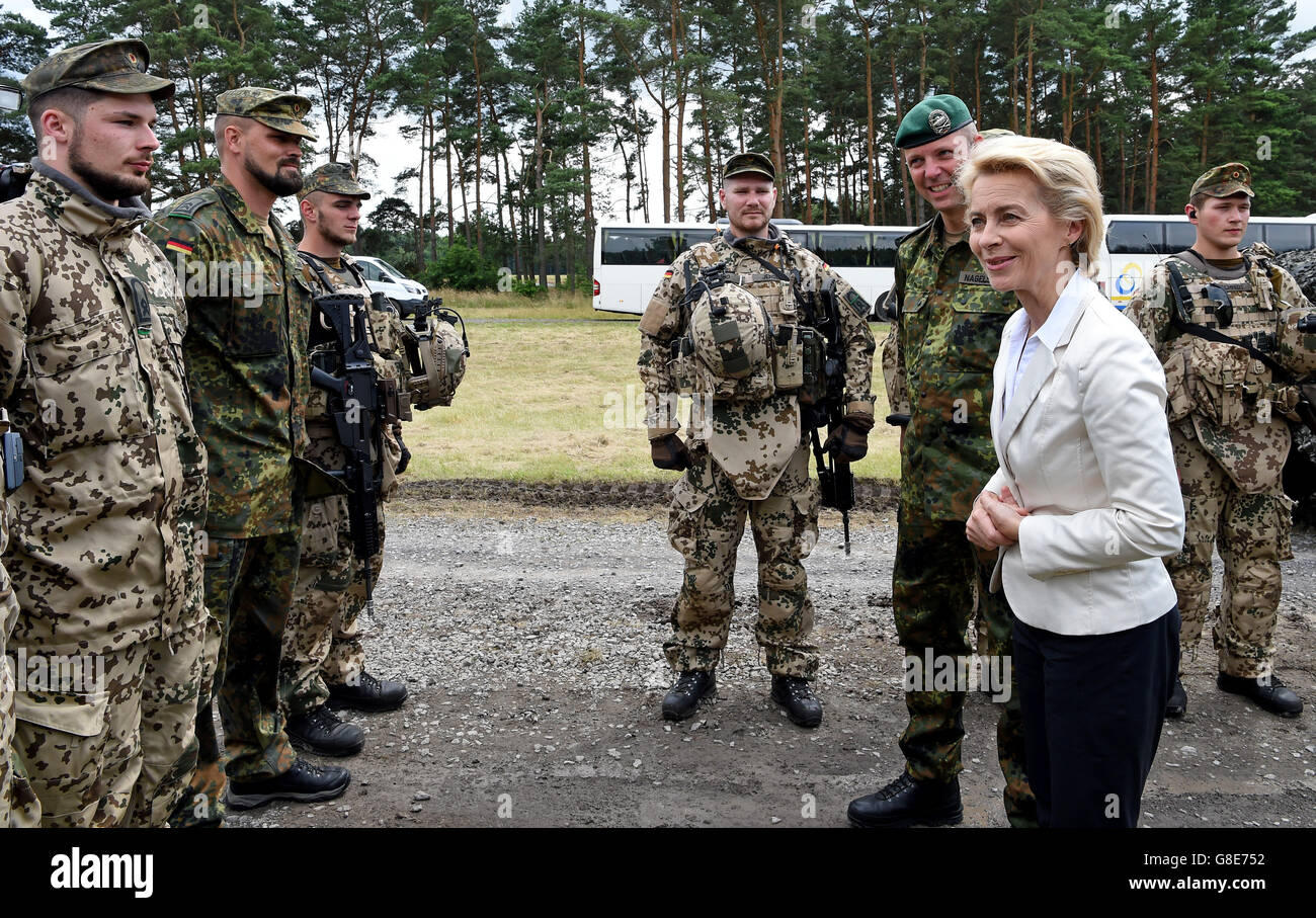 Hannover, Deutschland. 29. Juni 2016. Bundesminister der Verteidigung, Ursula von der Leyen (CDU), besucht die Panzer Bataillon 33 und spricht mit Soldaten für den Start ihrer Reise Sommer dieses Jahres auf dem Wilhelmstein-Kaserne in Luttmersen in der Region Hannover, Deutschland, 29. Juni 2016. Sie wird begleitet von Bataillon Kommandant Thorsten Nagelschmidt (3. v. R). Die Ministerin informierte sich über den Stand der Einführung des Panzers "Puma" während des Trainings ein Feld. Foto: Holger Hollemann/Dpa/Alamy Live News Stockfoto