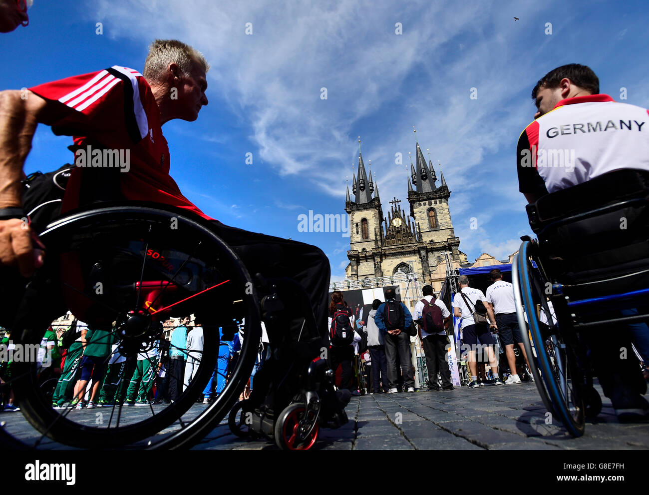 Die internationale Rollstuhl und amputierten Sport (IWAS) World Games begann mit einer Zeremonie auf dem Altstädter Ring in der Mitte heute Nachmittag mit der Teilnahme von Athleten im Alter von 14-23 aus 30 Ländern heute auf Mittwoch, 29. Juni 2016. Die behinderten Athleten treten in fünf Sportarten: Leichtathletik, Schwimmen, Tennis, Tischtennis und Fechten. Für einige von ihnen es ist eine der letzten Chancen für den September-Paralympics in Rio De Janeiro zu qualifizieren, andere werden zum ersten Mal einen internationalen Wettbewerb versuchen. Die IWAS findet zum 12. Mal statt. (CTK Foto/römische Vondrous) Stockfoto