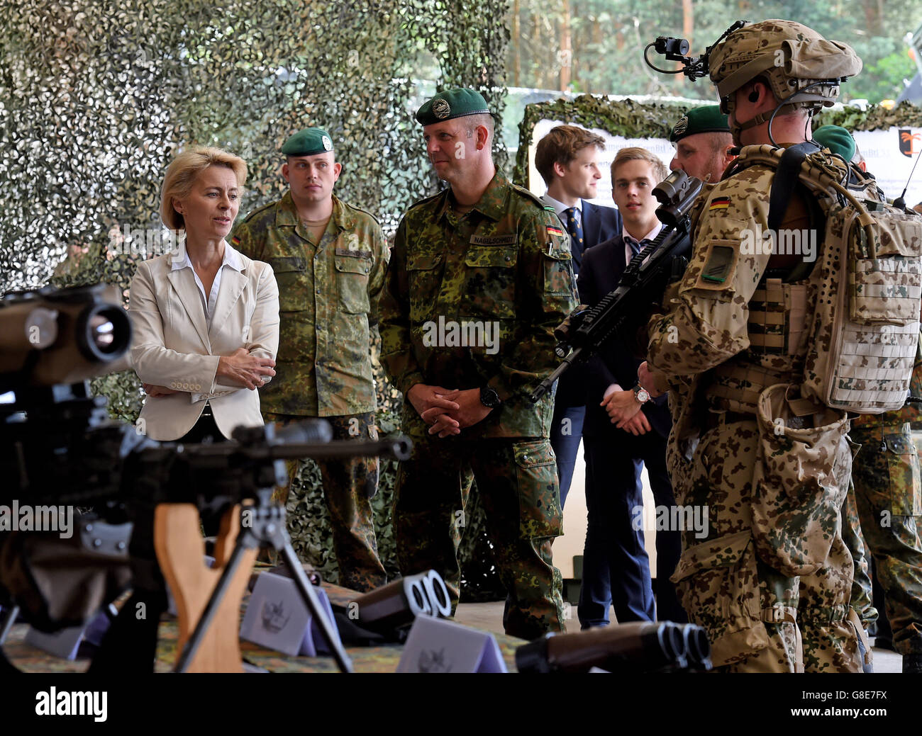 Hannover, Deutschland. 29. Juni 2016. Bundesminister der Verteidigung, Ursula von der Leyen (CDU), besucht die Panzer Bataillon 33 und spricht mit Soldaten für den Start ihrer Reise Sommer dieses Jahres auf dem Wilhelmstein-Kaserne in Luttmersen in der Region Hannover, Deutschland, 29. Juni 2016. Sie wird begleitet von Bataillon Kommandant Thorsten Nagelschmidt (3. v. R). Die Ministerin informierte sich über den Stand der Einführung des Panzers "Puma" während des Trainings ein Feld. Foto: Holger Hollemann/Dpa/Alamy Live News Stockfoto