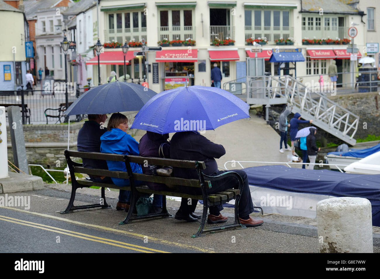 Padstow, Cornwall, UK. 29. Juni 2016. Starkregen in Padstow Cornwall nicht abgeschreckt Besucher Cornwall Resort Kredit-29. Juni 2016: MARTIN DALTON/Alamy Live News Stockfoto