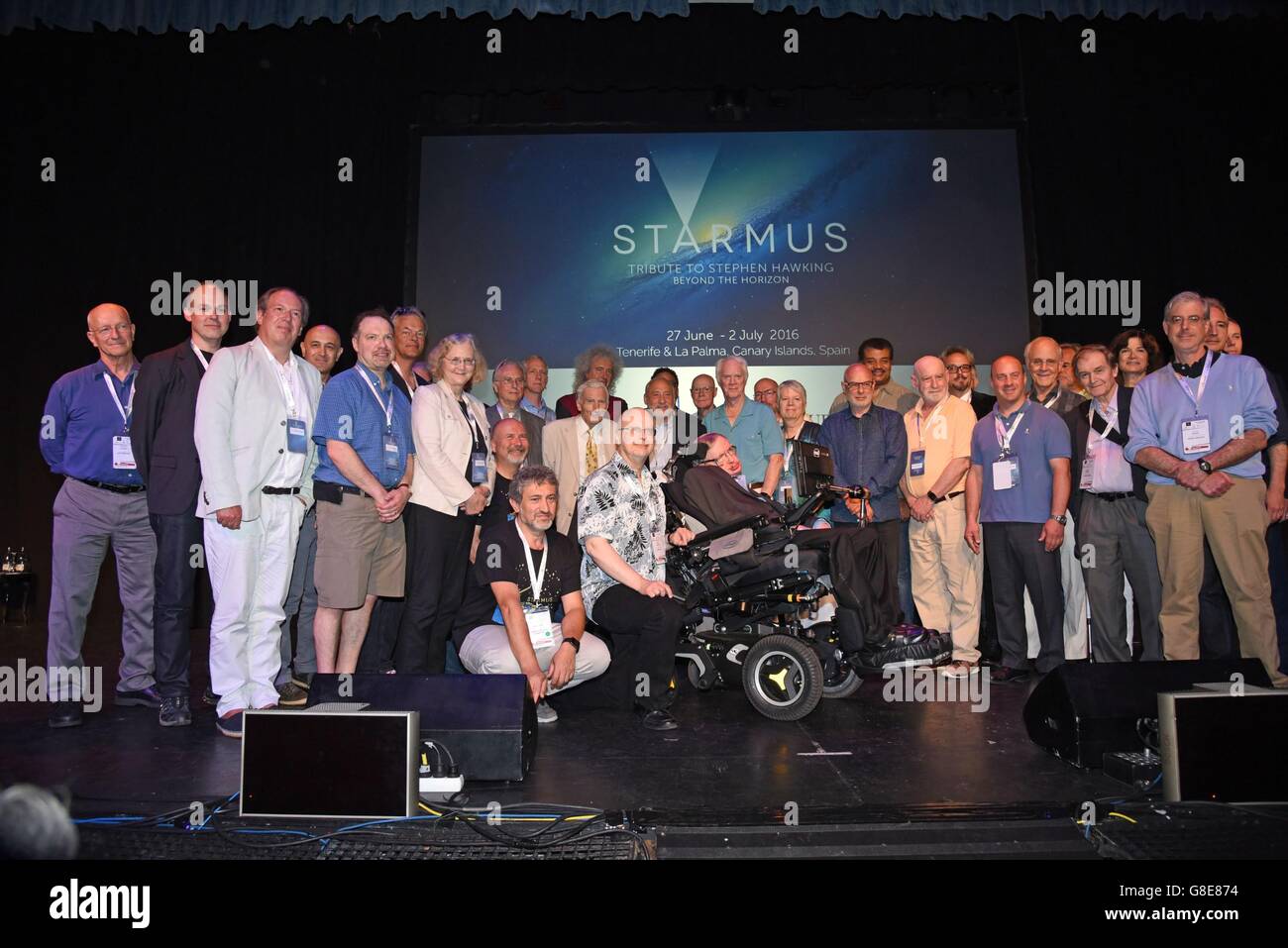 Stephen Hawking mit Starmus Lautsprecher, Joel Parker, Steve Balbus, Eric Betzig, Brian Schmidt, Roger Penrose, Chris Rapley, Neil DeGrasse Tyson, Eugene Kaspersky, David Zambuka, Rusty Schweickart, Claude Nicollier, Garrett Reisman, Brian Eno, Brian May, Joseph Stiglitz, Martin Rees, MC Hawking, Elizabeth Blackburn, David Gross, Richard Dawkins, Chris Hadfield in Anwesenheit für STARMUS III Festival 2016: Hommage an Stephen Hawking - Mi, Piramide de Arona , Teneriffa, Kanarische Inseln,--29. Juni 2016. Foto von: Derek Sturm/Everett Collection Stockfoto