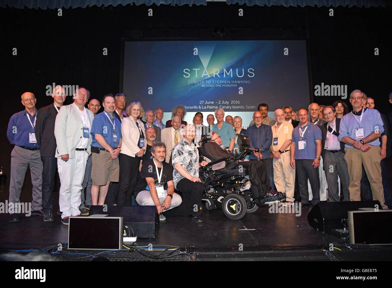 Stephen Hawking mit Starmus Lautsprecher, Joel Parker, Steve Balbus, Eric Betzig, Brian Schmidt, Roger Penrose, Chris Rapley, Neil DeGrasse Tyson, Eugene Kaspersky, David Zambuka, Rusty Schweickart, Claude Nicollier, Garrett Reisman, Brian Eno, Brian May, Joseph Stiglitz, Martin Rees, MC Hawking, Elizabeth Blackburn, David Gross, Richard Dawkins, Chris Hadfield in Anwesenheit für STARMUS III Festival 2016: Hommage an Stephen Hawking - Mi, Piramide de Arona , Teneriffa, Kanarische Inseln,--29. Juni 2016. Foto von: Derek Sturm/Everett Collection Stockfoto