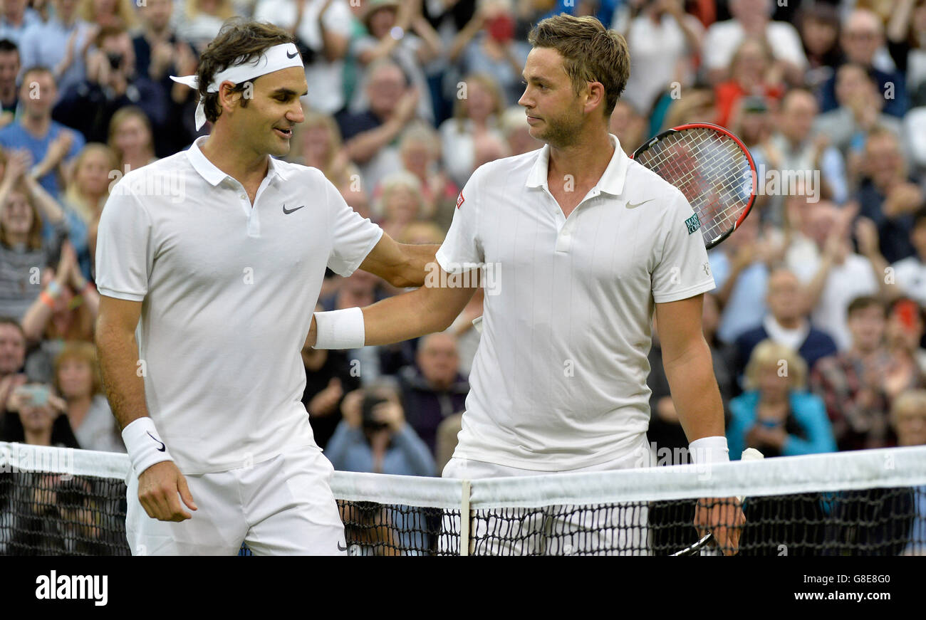 Wimbledon, London, UK. 29. Juni 2016. AELTC Tennis Championships in Wimbledon London UK Roger Federer SUI Vs Marcus Willis GBR Federer & Willis am Ende des Spiels Credit: Leo Mason/Alamy Live News Stockfoto