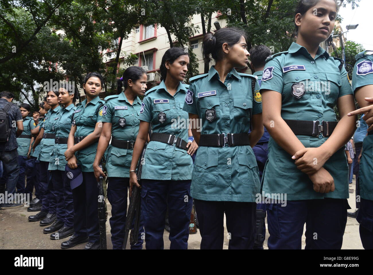 Bangladeshi Soldaten und Polizisten Fuß entlang einer Straße, die führt zu einem gehobenen Restaurant in Dhaka am 2. Juli 2016, nach einem blutigen Belagerung es durch bewaffnete Angreifer, die am 1. Juli begonnen. Schwer bewaffnete Kämpfer ermordeten 20 Geiseln in Bangladesch, viele ihrer Opfer zu Tode, hacking, bevor sechs der Angreifer am Ende einer Belagerung niedergeschossen wurden 2 Juli in einem Restaurant mit Ausländern verpackt. Wie die Gruppe islamischer Staat (IS) Verantwortung für das Blutbad zu Beginn des Urlaubs Eid behauptet, sagte Premierminister Sheikh Hasina, dass sie fest entschlossen war, Militanz in der überwiegend muslimischen Na zu beseitigen Stockfoto