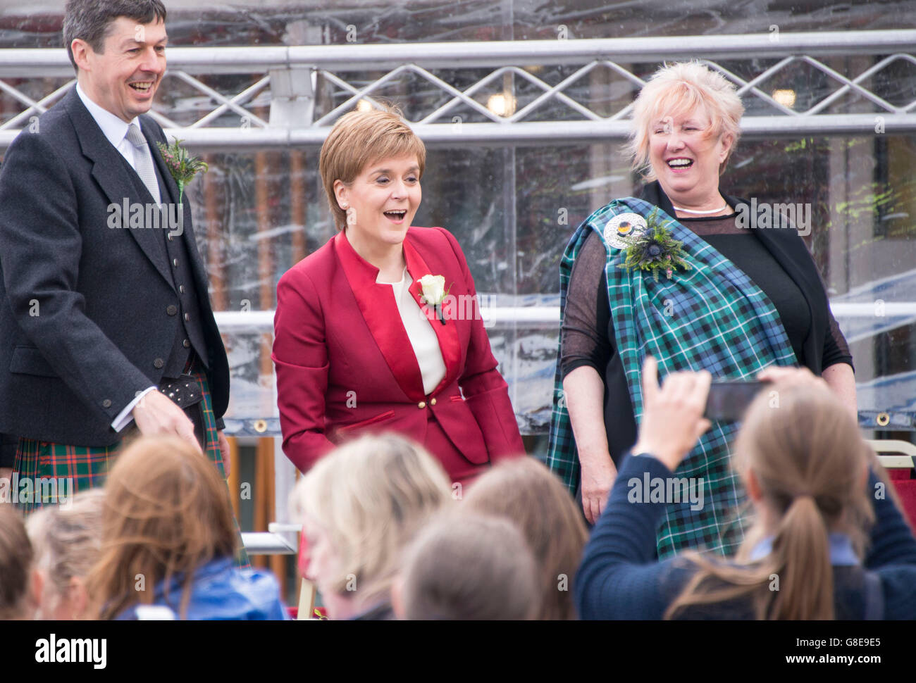 Eddinburgh, Schottland. 2. Juli 2016. Die Königin öffnet die fünfte Sitzung des schottischen Parlaments. Das fünfte Semester des schottischen Parlaments begann nach dem Mai Holyrood Wahlen und MSPs hatte ihre letzte Sitzung vor der Sommerpause am Donnerstag. Im Anschluss an die Eröffnungszeremonie nahmen Tausende von Menschen an Reiten Prozession auf der Royal Mile, angeführt von der Band des Royal Regiment of Scotland. Erste Minister Nicola Sturgeon wurde von anderen Führern einschließlich Kezia Dugdale, Ruth Davidson und Willie Rennie verbunden. Bildnachweis: Andrew O'Brien/Alamy Live-Nachrichten Stockfoto