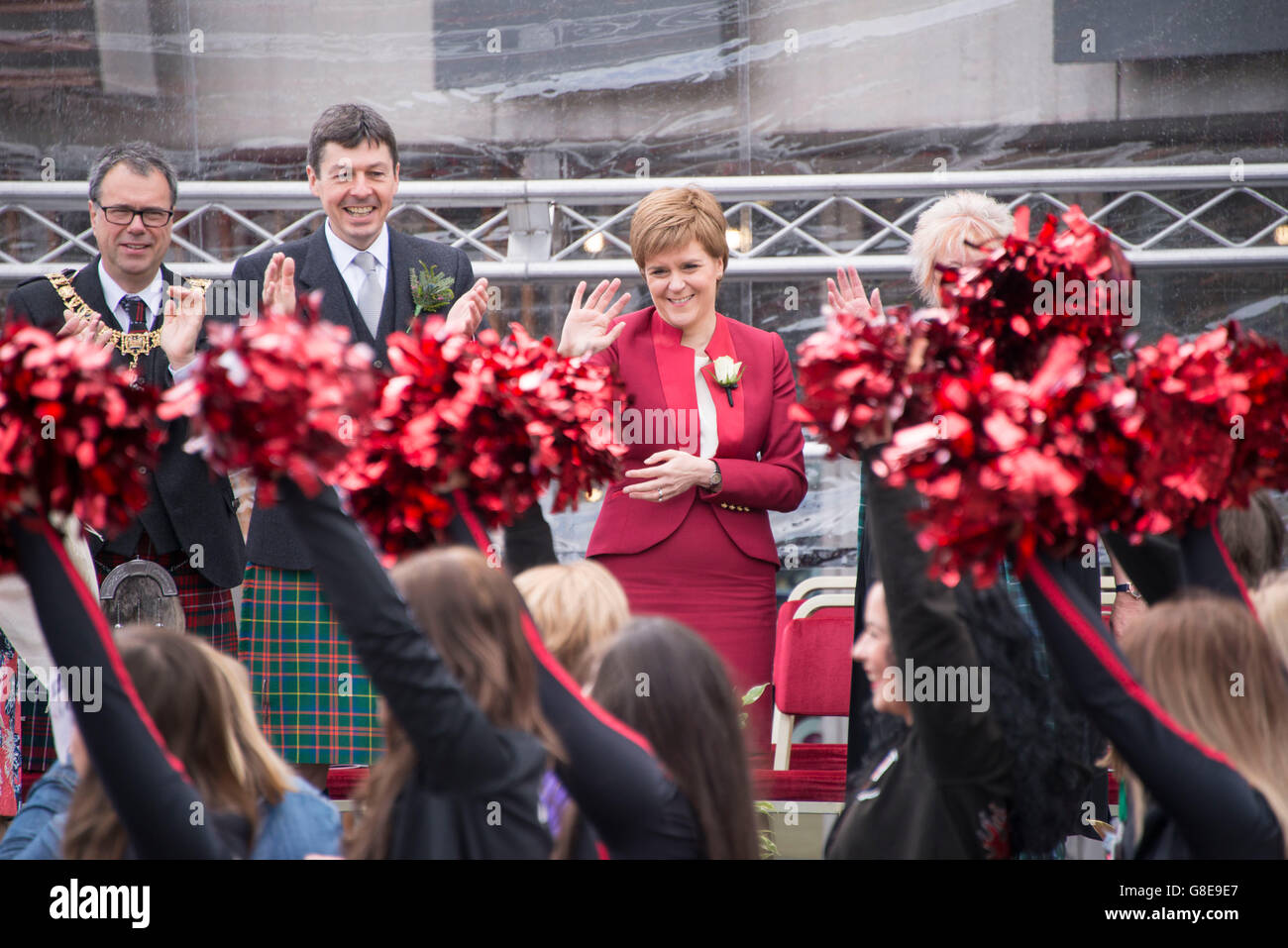 Eddinburgh, Schottland. 2. Juli 2016. Die Königin öffnet die fünfte Sitzung des schottischen Parlaments. Das fünfte Semester des schottischen Parlaments begann nach dem Mai Holyrood Wahlen und MSPs hatte ihre letzte Sitzung vor der Sommerpause am Donnerstag. Im Anschluss an die Eröffnungszeremonie nahmen Tausende von Menschen an Reiten Prozession auf der Royal Mile, angeführt von der Band des Royal Regiment of Scotland. Erste Minister Nicola Sturgeon wurde von anderen Führern einschließlich Kezia Dugdale, Ruth Davidson und Willie Rennie verbunden. Bildnachweis: Andrew O'Brien/Alamy Live-Nachrichten Stockfoto