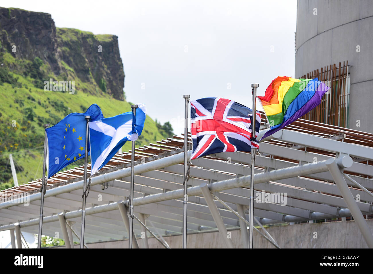 Edinburgh, Schottland, Vereinigtes Königreich, 02, Juli 2016. Der Regenbogen Pride Flagge fliegt außerhalb des schottischen Parlaments, wie eine Gay-Pride-Parade in Edinburgh, Credit findet: Ken Jack / Alamy Live News Stockfoto