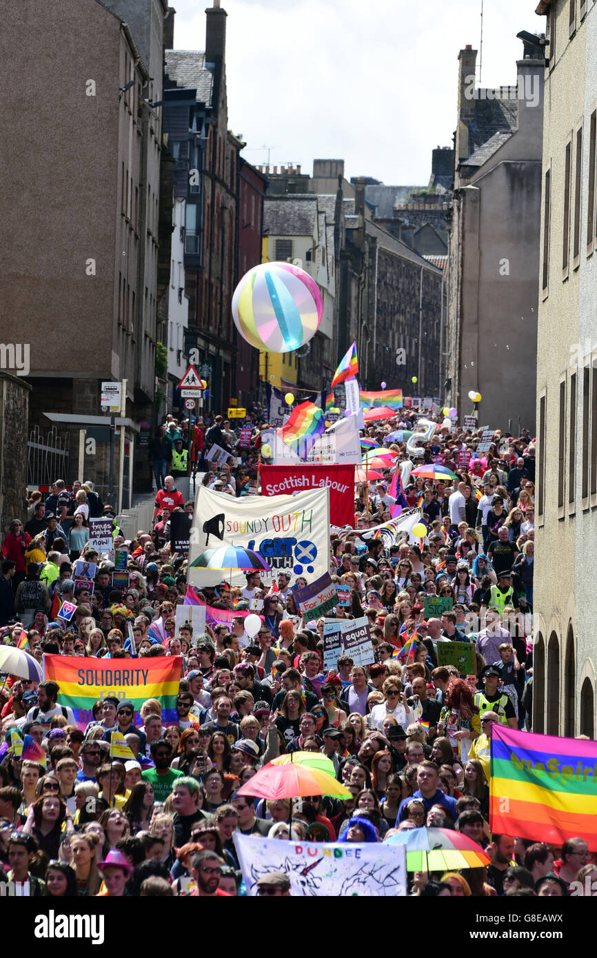 Edinburgh, Schottland, Vereinigtes Königreich, 02, Juli 2016. Gay Pride Demonstranten machen ihren Weg nach unten Edinburghs Royal Mile vorbei an das schottische Parlament, Credit: Ken Jack / Alamy Live News Stockfoto