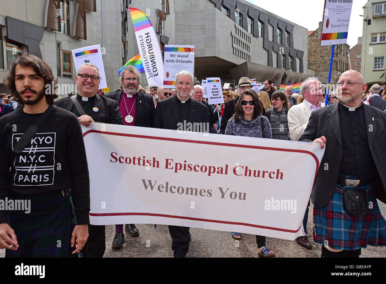 Edinburgh, Schottland, Vereinigtes Königreich, 02, Juli 2016. Scottish Episcopal Church Klerus nehmen Teil in eine gay-Pride-Parade außerhalb des schottischen Parlaments in Edinburghs Royal Mile, Credit: Ken Jack / Alamy Live News Stockfoto