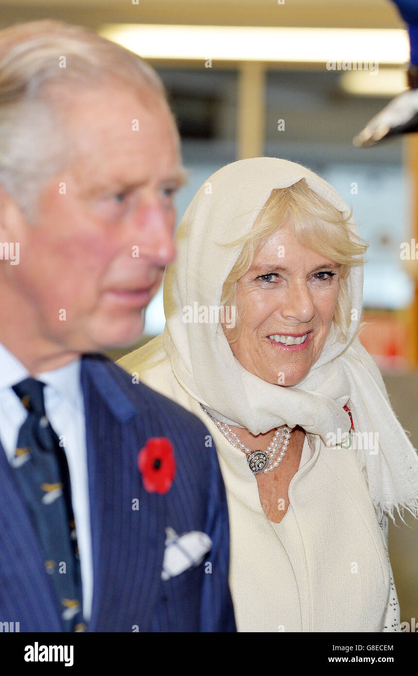Der Prinz von Wales und die Herzogin von Cornwall im VIP Terminal, nach der Ankunft mit dem Flugzeug am Wellington Airport, um eine einwöchige Tour durch Neuseeland zu beginnen, bevor es am nächsten Dienstag weiter nach Australien geht. Stockfoto