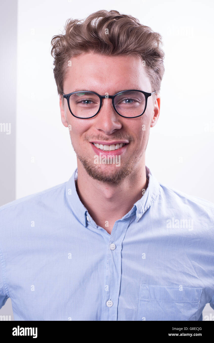 Junge smart Portrait Professional mit blauem Hemd lächelnd in die Kamera Stockfoto