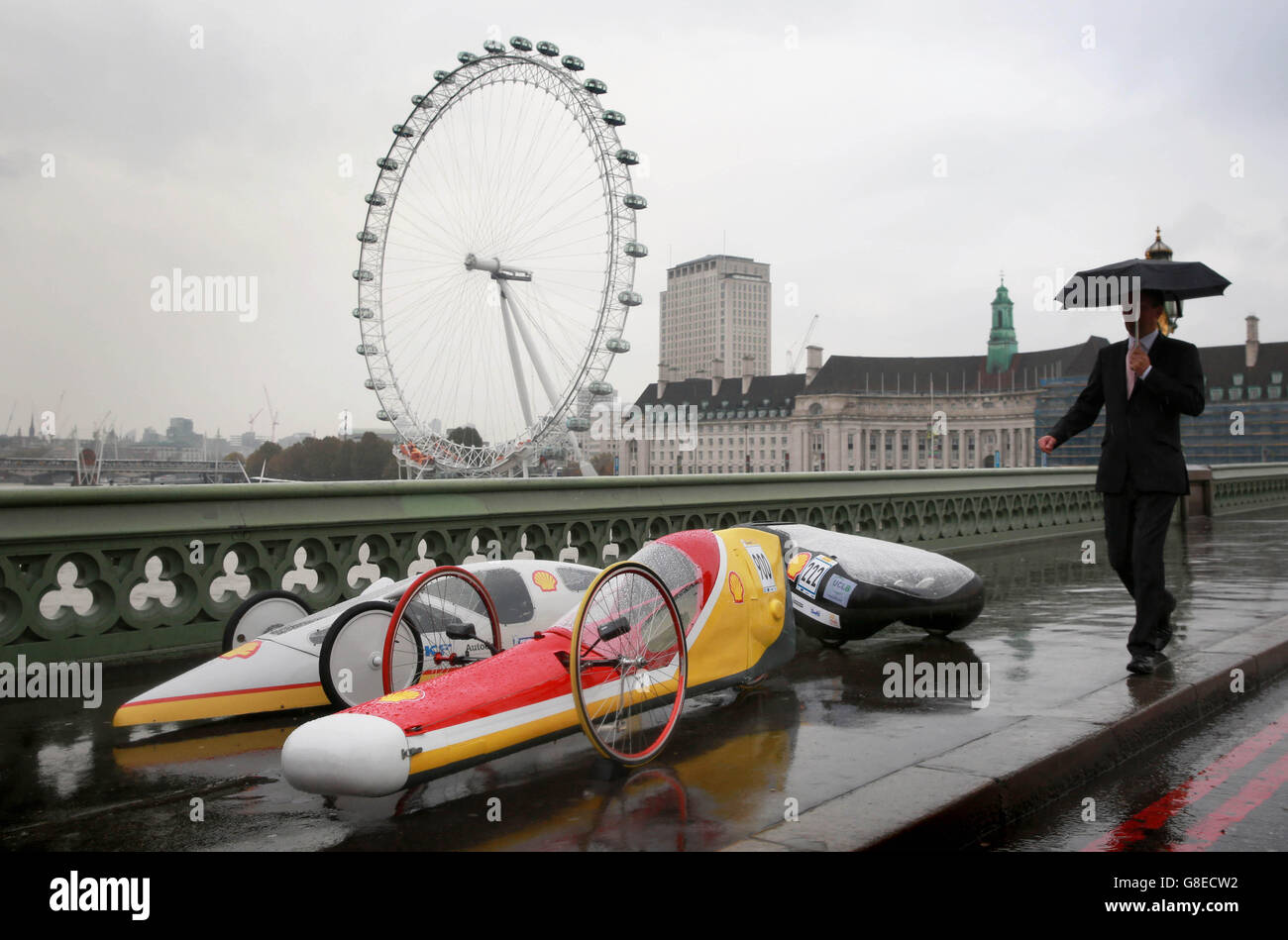 Einige der fünf futuristischen hypereffizienten Autos, die von Studenten aus Großbritannien für den Shell Eco-Marathon entwickelt wurden, ein Wettbewerb, um zu sehen, wie weit die Fahrzeuge mit 1 Liter Kraftstoff fahren können, fahren über die Westminster Bridge in London. Stockfoto