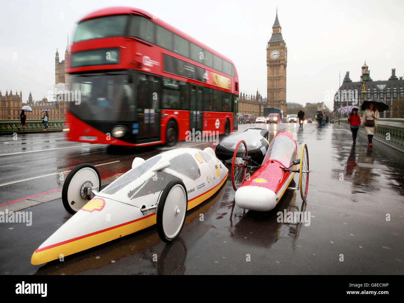 Einige der fünf futuristischen hypereffizienten Autos, die von Studenten aus Großbritannien für den Shell Eco-Marathon entwickelt wurden, ein Wettbewerb, um zu sehen, wie weit die Fahrzeuge mit 1 Liter Kraftstoff fahren können, fahren über die Westminster Bridge in London. Stockfoto