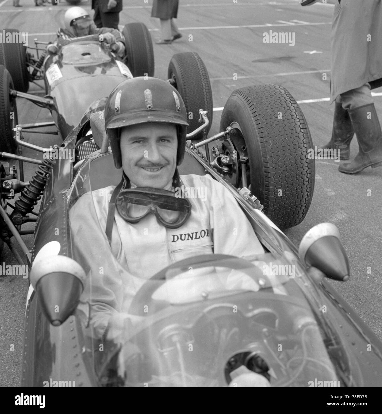 Motorsport - Formel 1 - Graham Hill. Der britische Fahrer Graham Hill (BRM), der beim jüngsten Grand Prix der Niederlande vor Jack Brabham den zweiten Platz belegte. Stockfoto